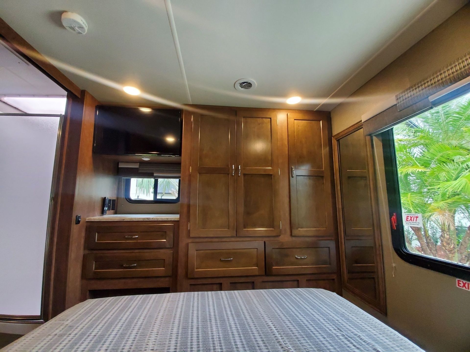 Photo 15 - 2018 Winnebago Class A Motorhome rental photo 17