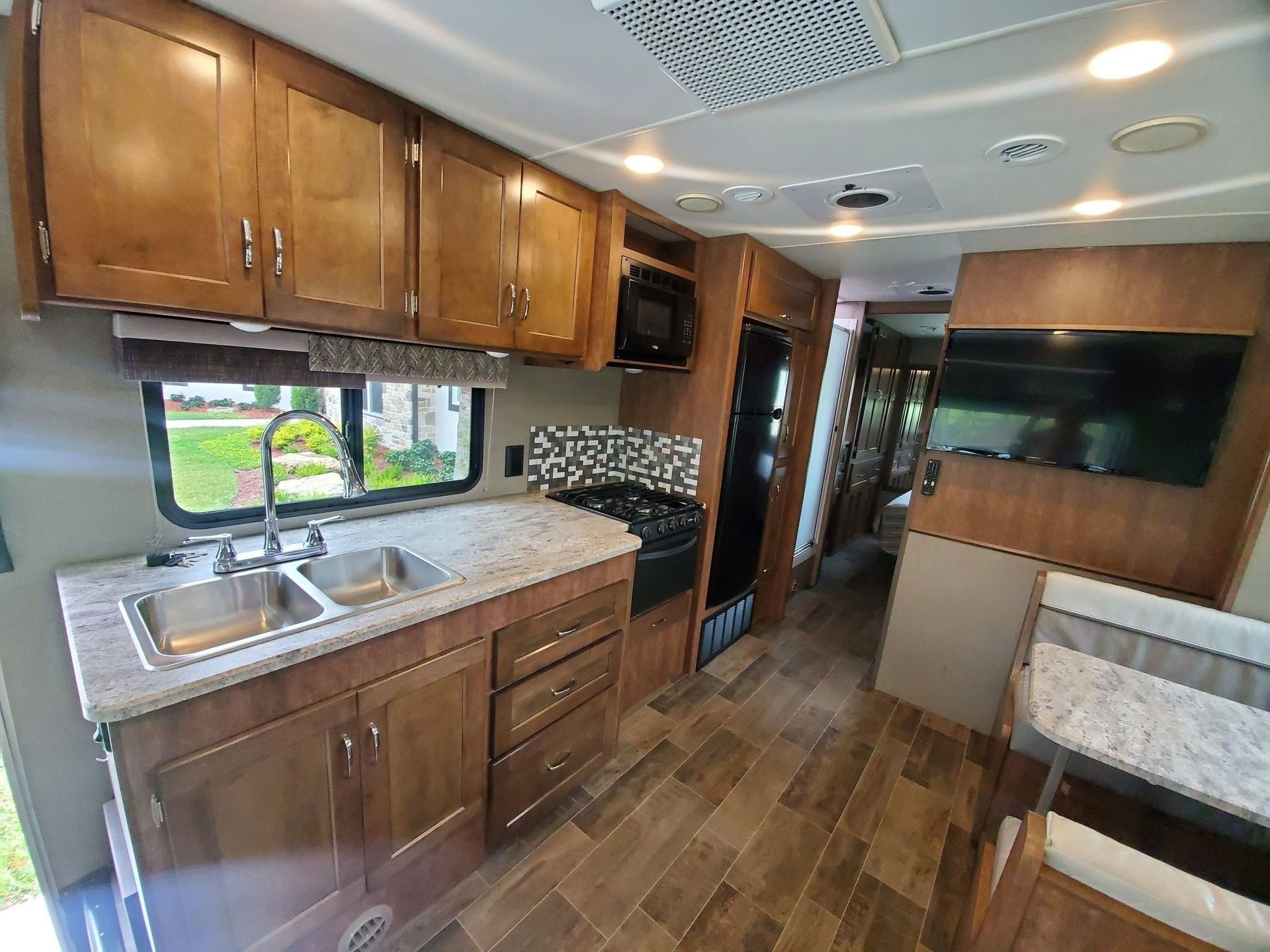 Photo 17 - 2018 Winnebago Class A Motorhome rental photo 19