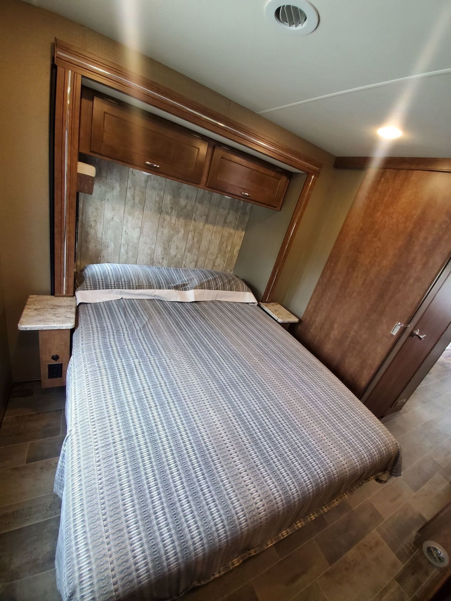 Photo 18 - 2018 Winnebago Class A Motorhome rental photo 20
