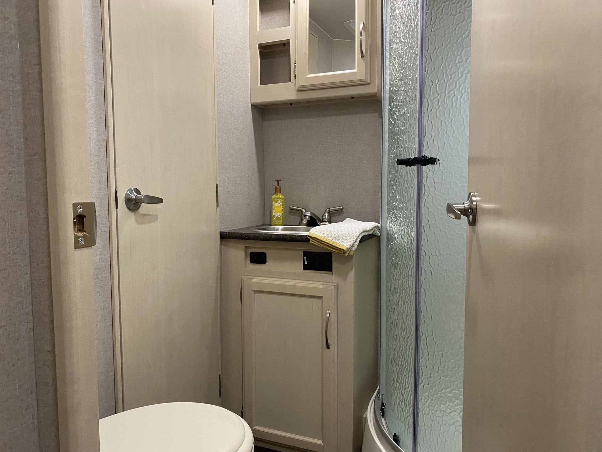 Photo 6 - 2018 Winnebago Travel Trailer rental photo 8