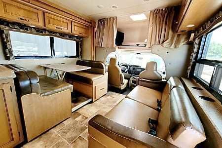 Photo 1 - 2017 Thor Class C Motorhome rental photo 4