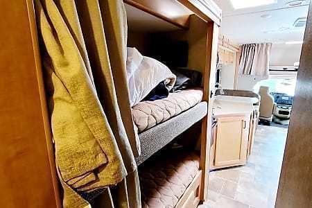 Photo 1 - 2017 Thor Class C Motorhome rental photo 7