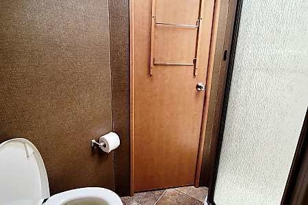 Photo 1 - 2017 Thor Class C Motorhome rental photo 8