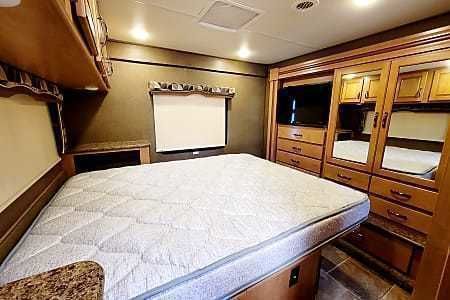 Photo 1 - 2017 Thor Class C Motorhome rental photo 9