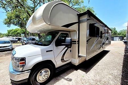 Photo 2 - 2017 Thor Class C Motorhome rental photo 19