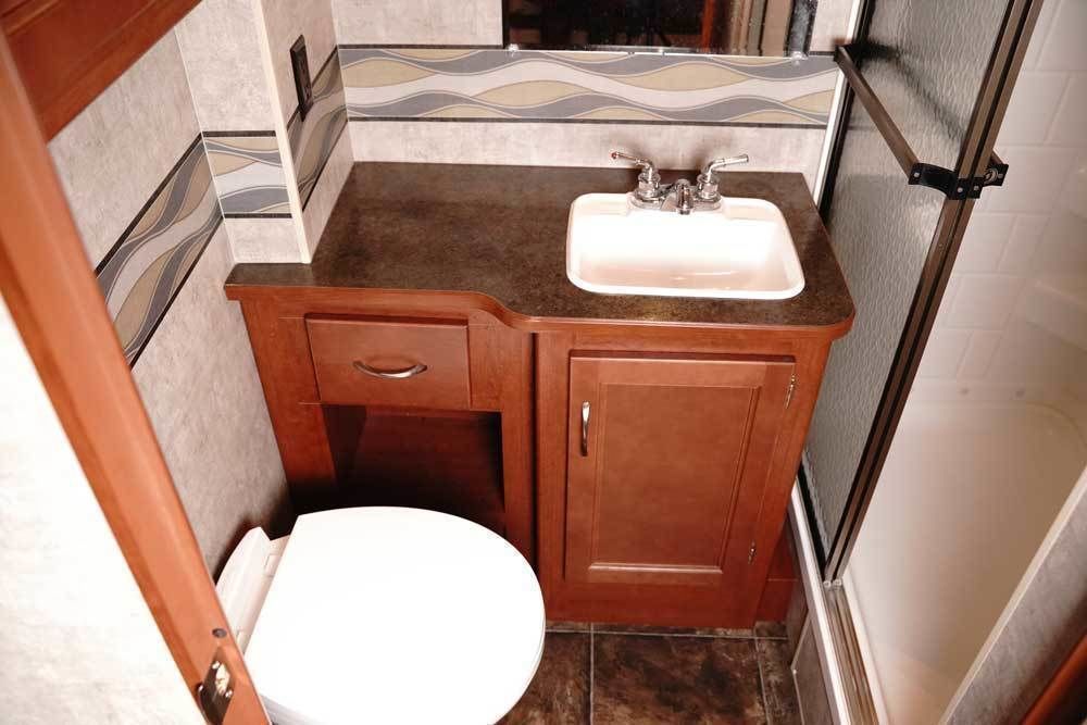 Photo 13 - 2014 Winnebago Class C Motorhome rental photo 15