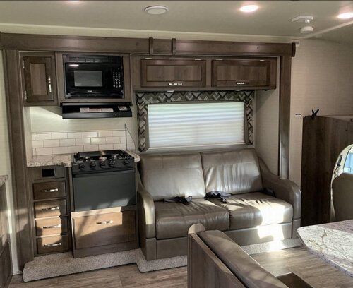 Photo 4 - 2018 Jayco Class C Motorhome rental photo 6