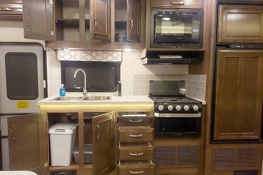 Photo 19 - 2023 Jayco Class C Motorhome rental photo 21