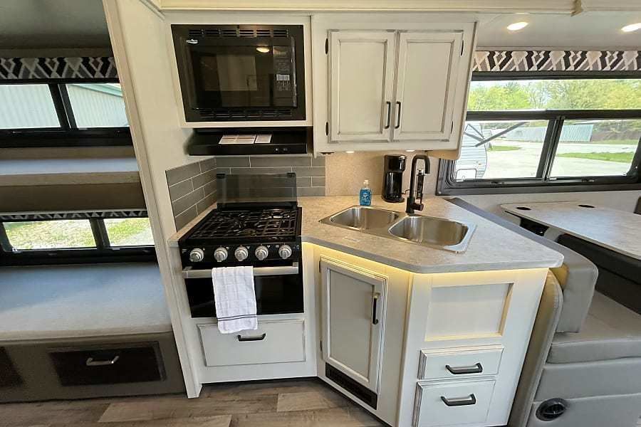 Photo 5 - 2022 Jayco Class C Motorhome rental photo 7