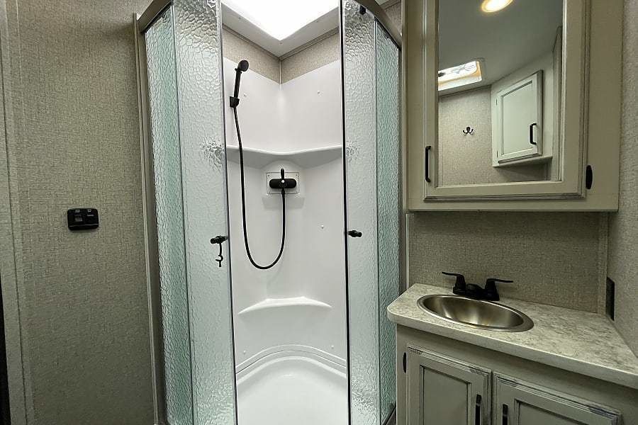 Photo 16 - 2022 Jayco Class C Motorhome rental photo 18