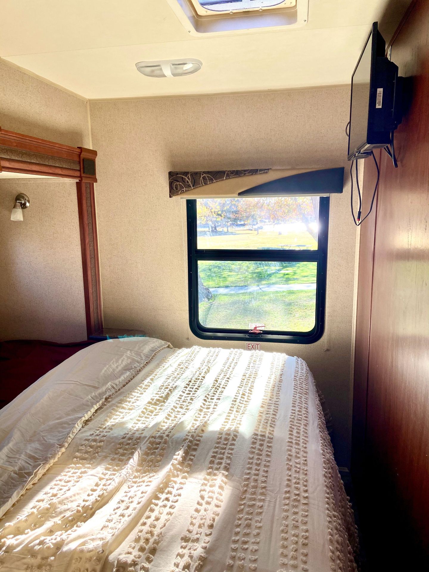 Photo 3 - 2015 Jayco Class C Motorhome rental photo 5