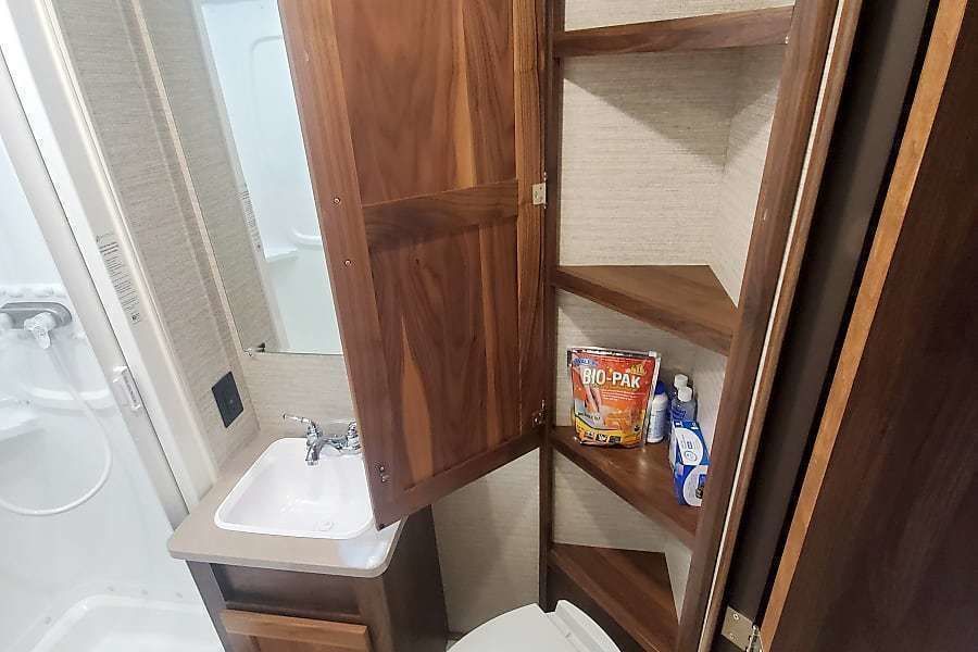 Photo 19 - 2021 Winnebago Class C Motorhome rental photo 21