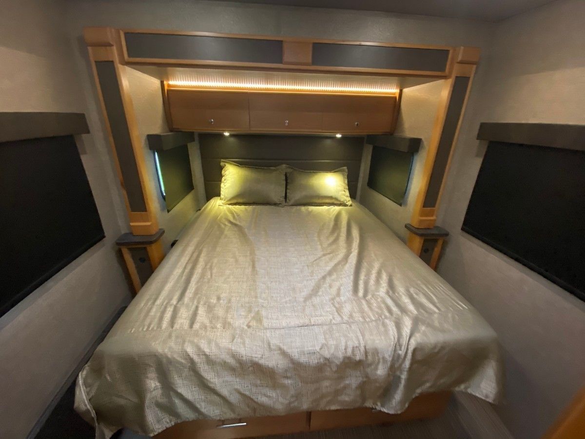Photo 23 - 2018 Tiffin Motorhomes Class C Motorhome rental photo 25