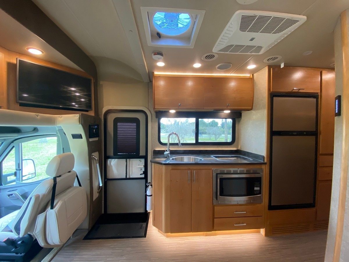 Photo 33 - 2018 Tiffin Motorhomes Class C Motorhome rental photo 35