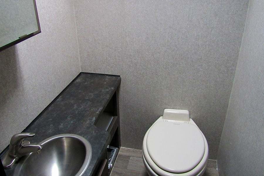 Photo 9 - 2020 Winnebago Class C Motorhome rental photo 11