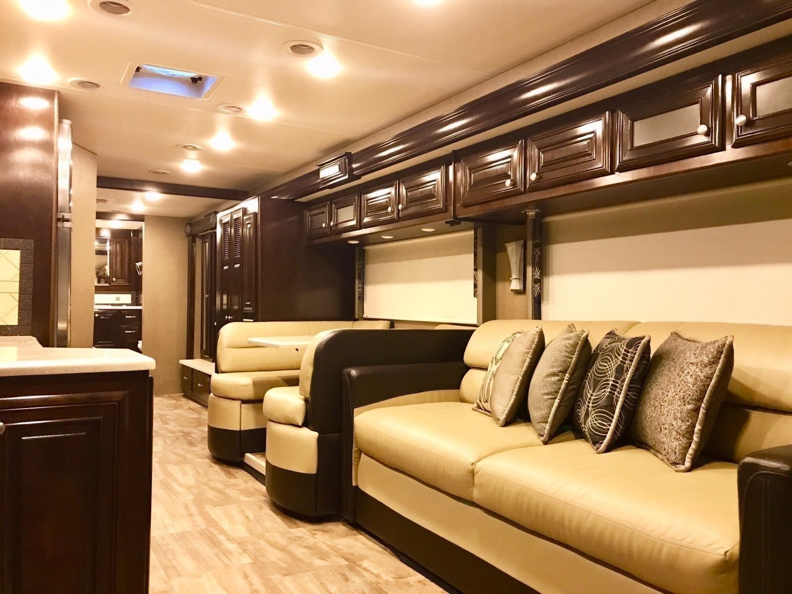 Photo 11 - 2016 Thor Class A Motorhome rental photo 13