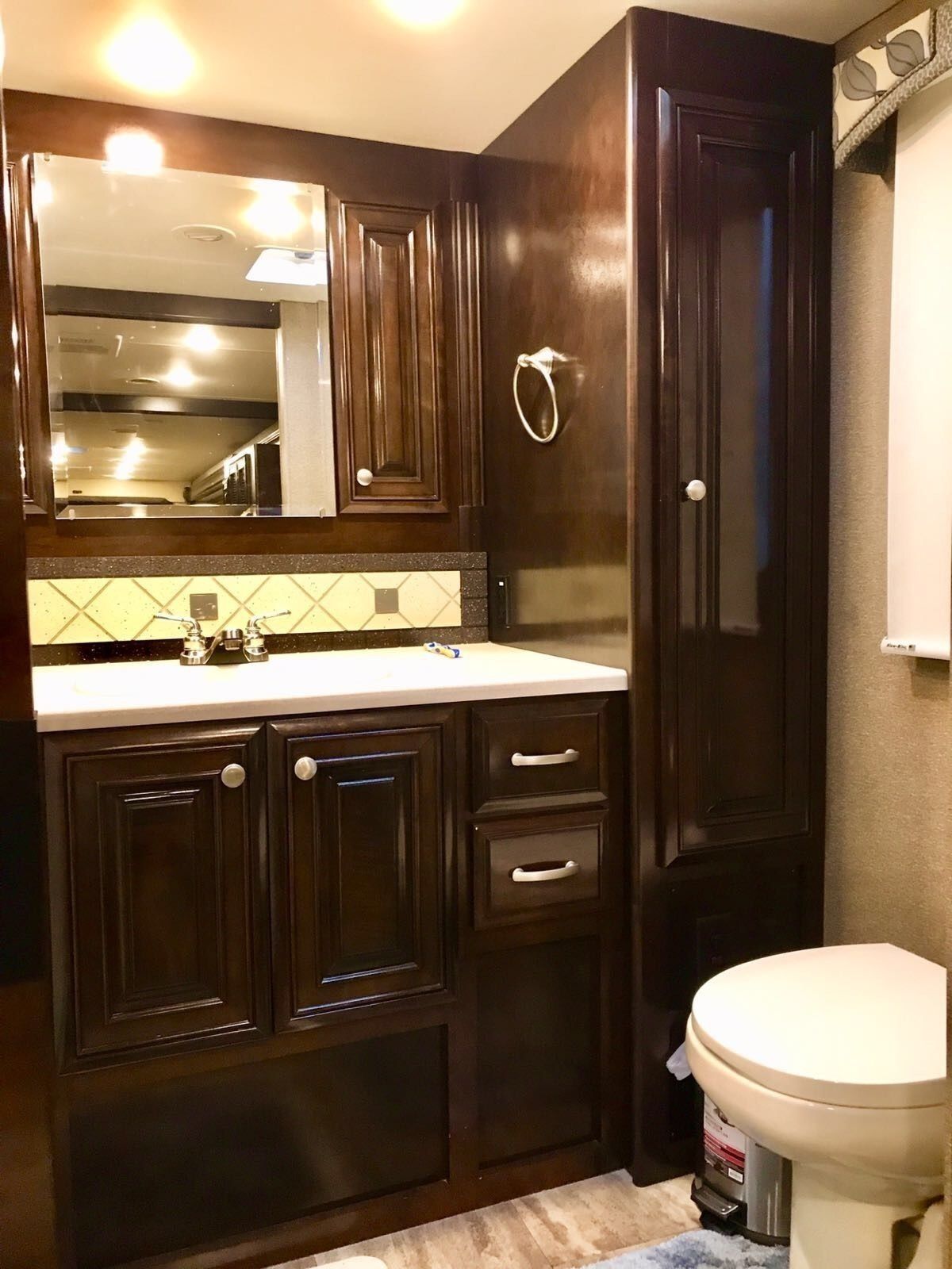 Photo 15 - 2016 Thor Class A Motorhome rental photo 17