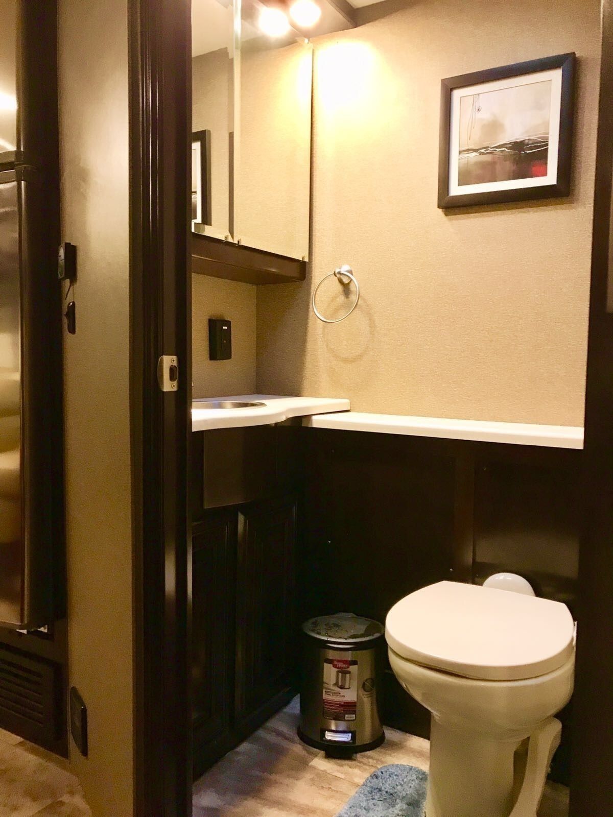 Photo 16 - 2016 Thor Class A Motorhome rental photo 18