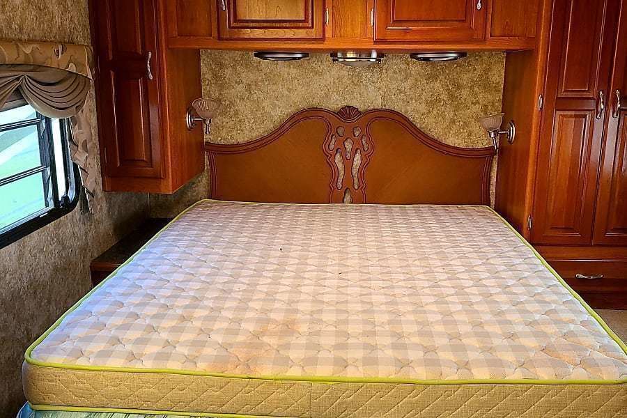 Photo 9 - 2006 Coachmen Class C Motorhome rental photo 11