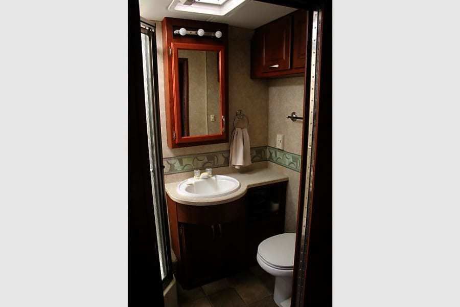 Photo 2 - 2007 Thor Class A Motorhome rental photo 9