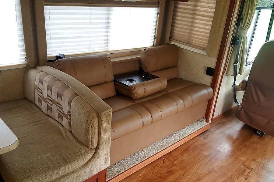 Photo 4 - 2007 Thor Class A Motorhome rental photo 14