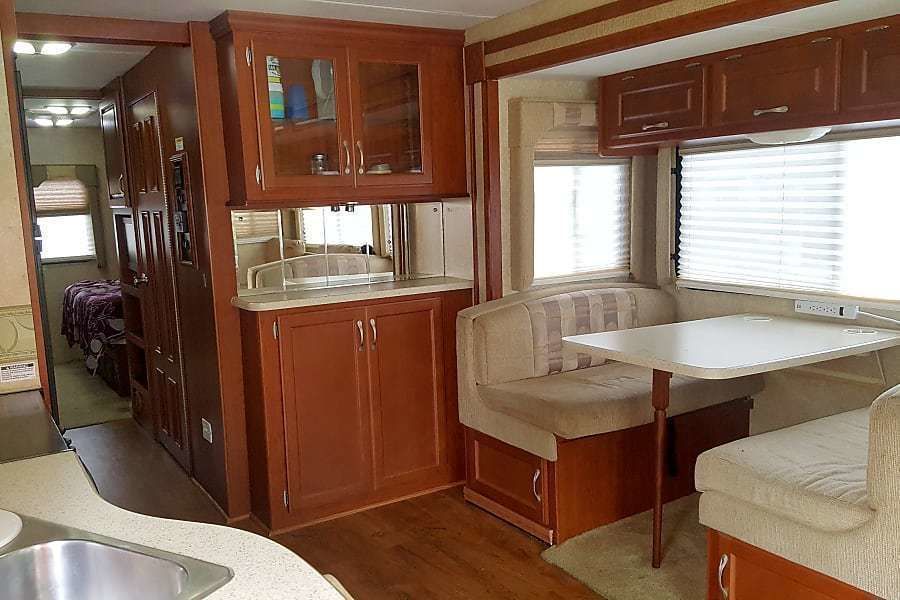Photo 4 - 2007 Thor Class A Motorhome rental photo 15