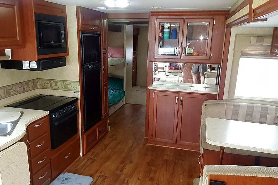 Photo 4 - 2007 Thor Class A Motorhome rental photo 16