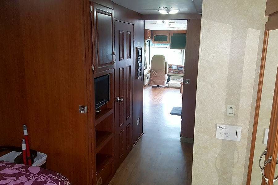 Photo 4 - 2007 Thor Class A Motorhome rental photo 18