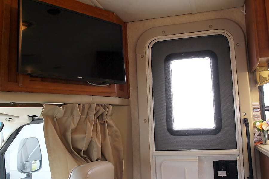 Photo 4 - 2007 Forest River Class C Motorhome rental photo 6