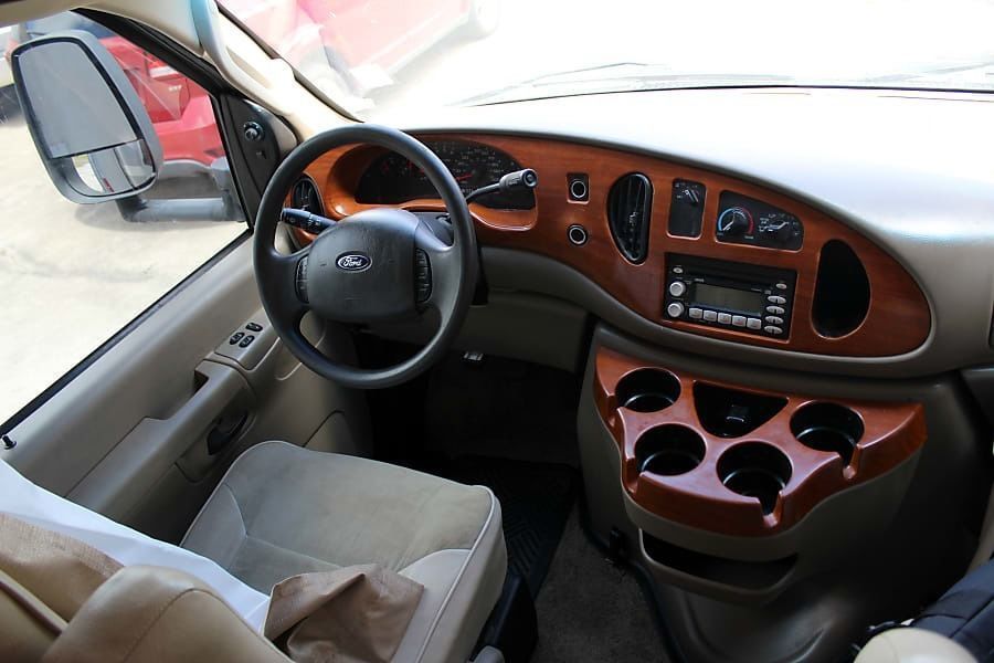 Photo 17 - 2007 Forest River Class C Motorhome rental photo 19