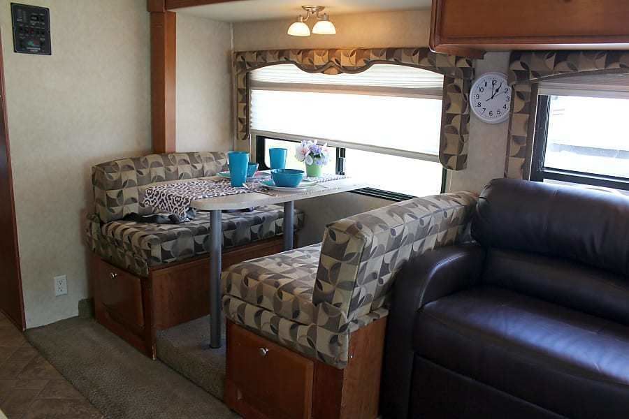 Photo 18 - 2007 Forest River Class C Motorhome rental photo 20