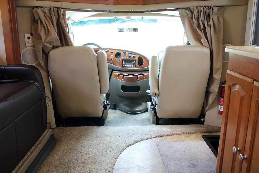 Photo 26 - 2007 Forest River Class C Motorhome rental photo 28