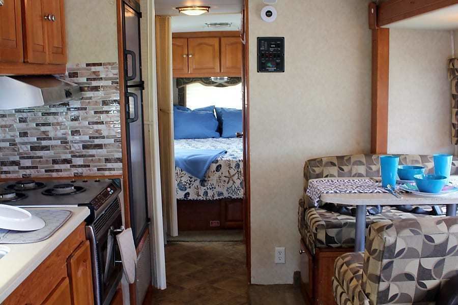 Photo 29 - 2007 Forest River Class C Motorhome rental photo 31