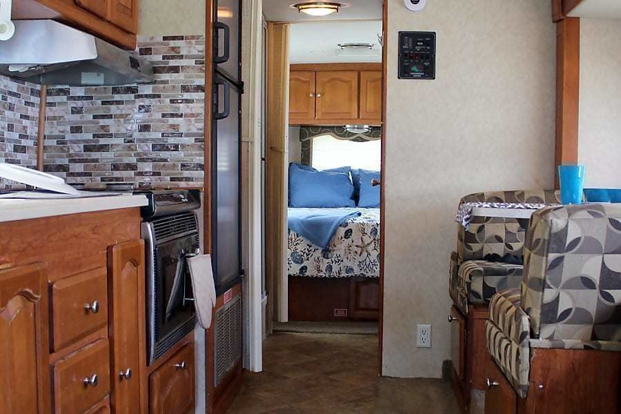 Photo 31 - 2007 Forest River Class C Motorhome rental photo 33