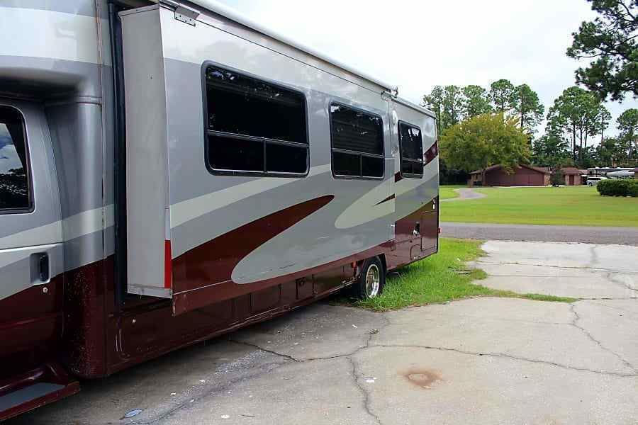 Photo 41 - 2007 Forest River Class C Motorhome rental photo 43