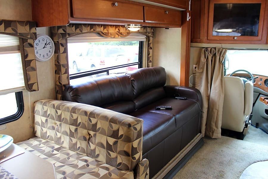 Photo 44 - 2007 Forest River Class C Motorhome rental photo 46