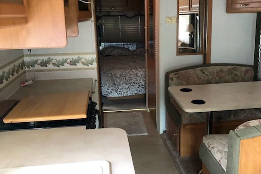 Photo 5 - 2004 Fleetwood Class C Motorhome rental photo 7