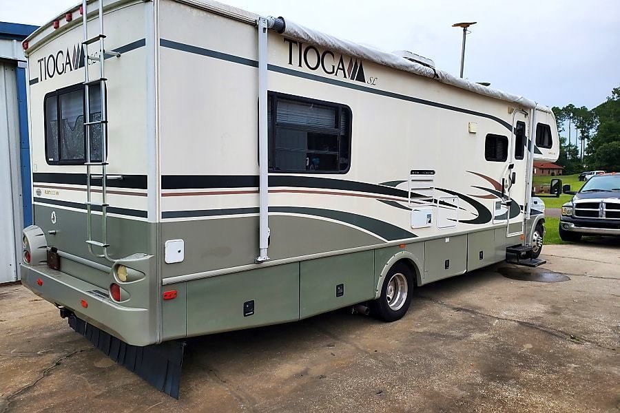 Photo 11 - 2004 Fleetwood Class C Motorhome rental photo 13