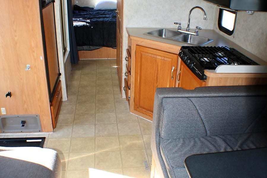 Photo 3 - 2006 Four Winds Class C Motorhome rental photo 5