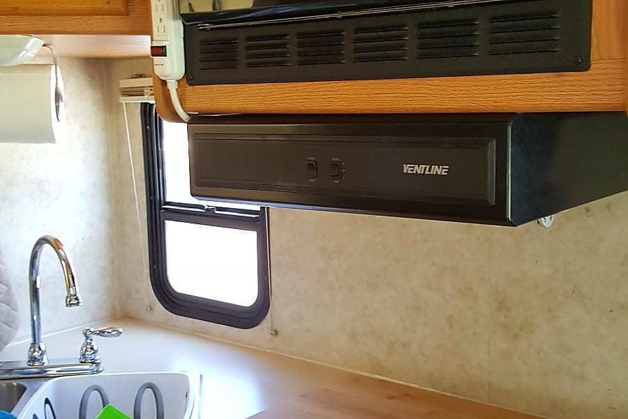 Photo 8 - 2006 Four Winds Class C Motorhome rental photo 10