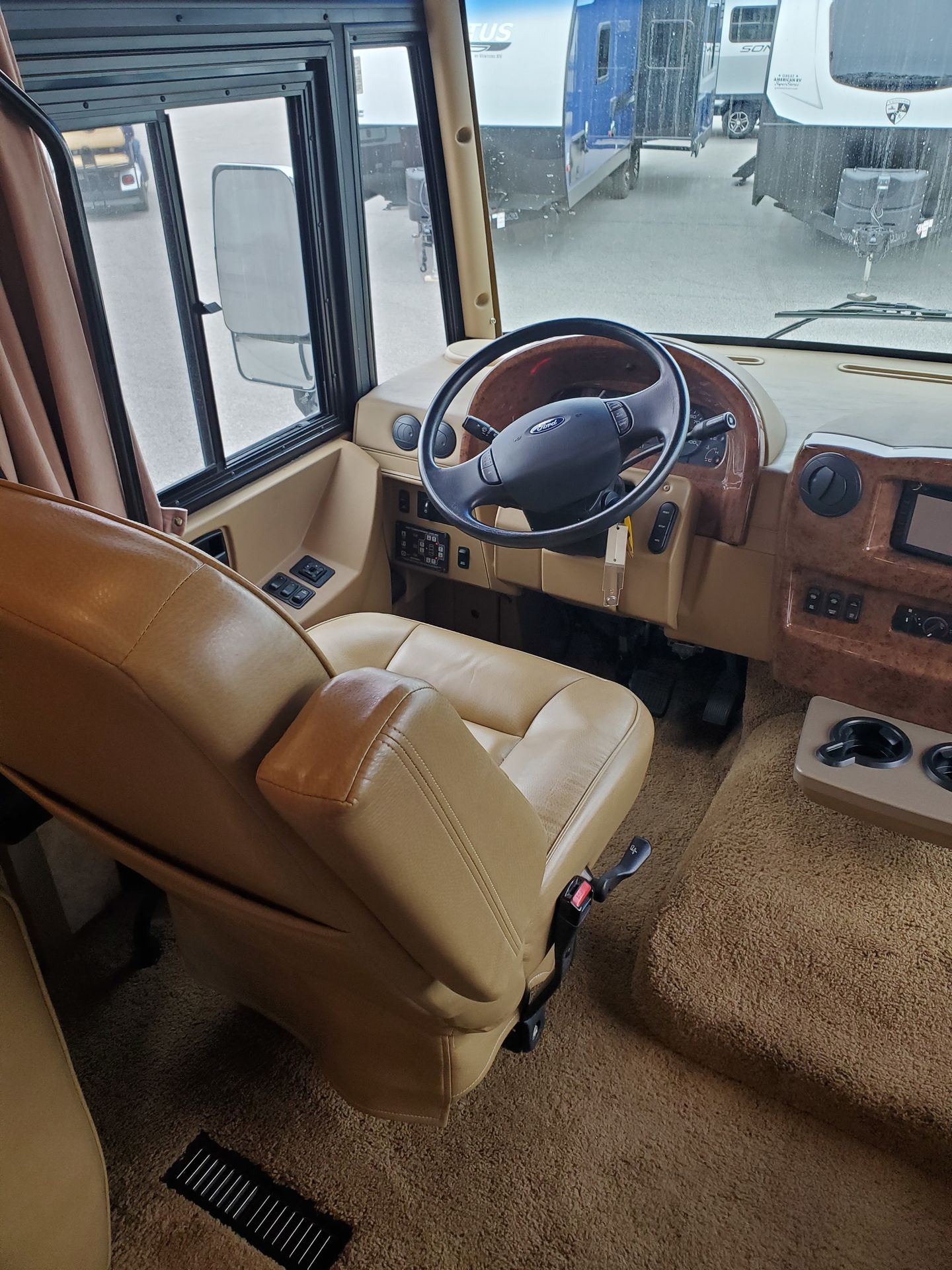 Photo 3 - 2011 Winnebago Class A Motorhome rental photo 12