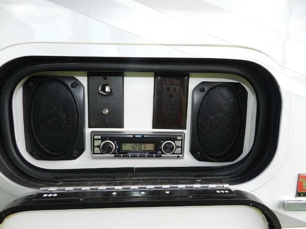 Photo 5 - 2013 Winnebago Class C Motorhome rental photo 7