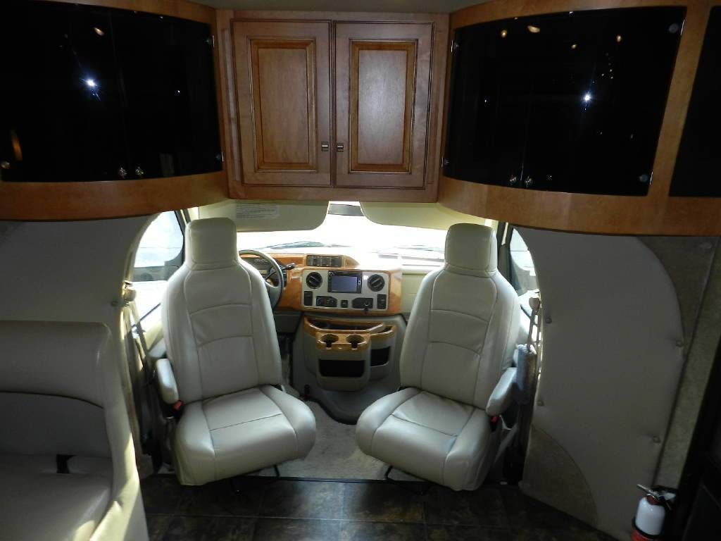 Photo 14 - 2013 Winnebago Class C Motorhome rental photo 16