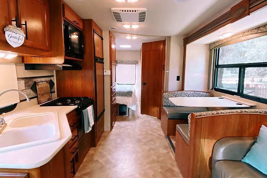 Photo 15 - 2017 Jayco Class C Motorhome rental photo 17