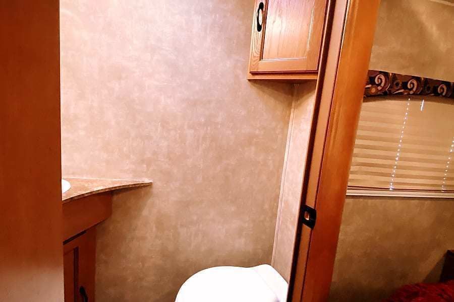 Photo 12 - 2014 Coachmen Class C Motorhome rental photo 14