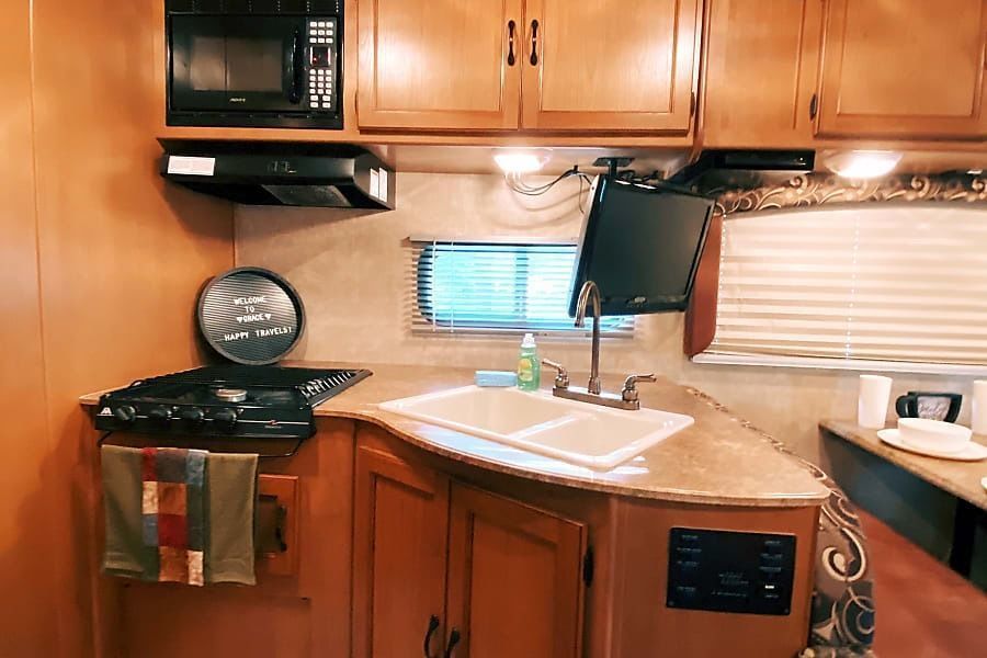 Photo 14 - 2014 Coachmen Class C Motorhome rental photo 16
