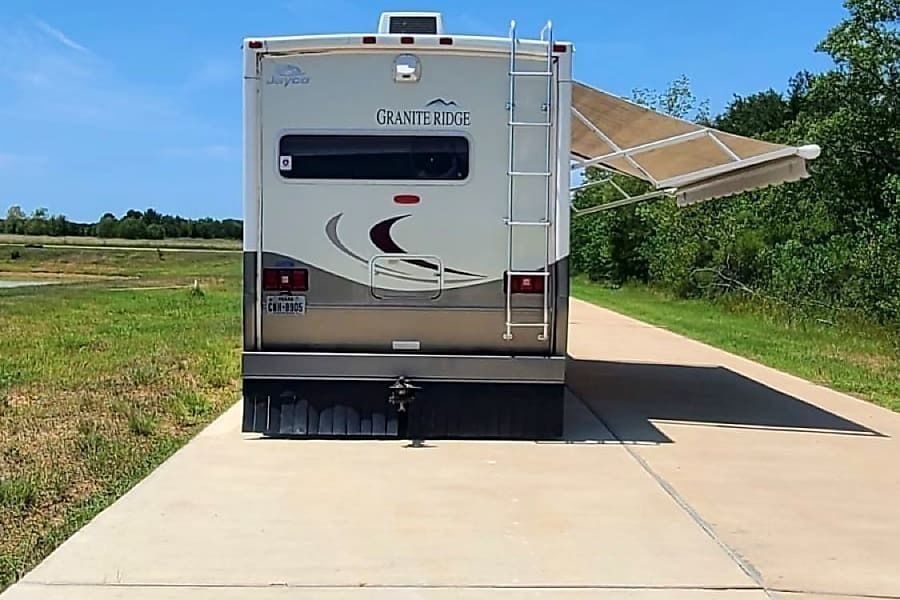 Photo 3 - 2006 Jayco Class C Motorhome rental photo 5