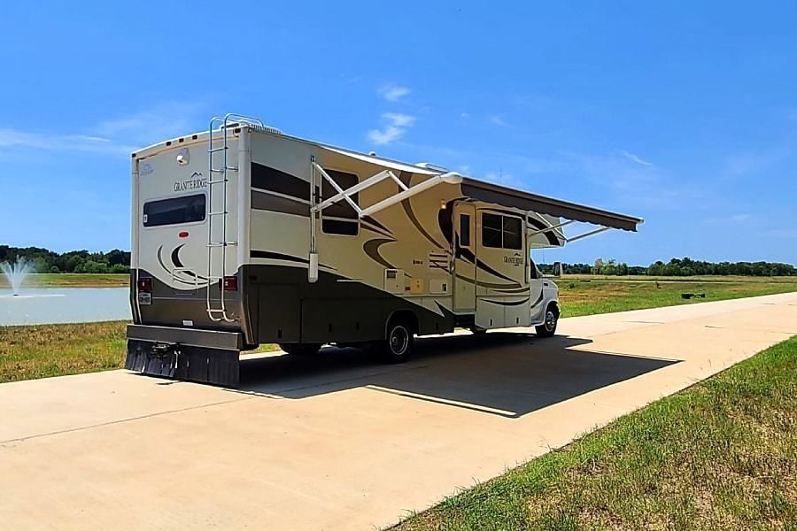 Photo 4 - 2006 Jayco Class C Motorhome rental photo 6