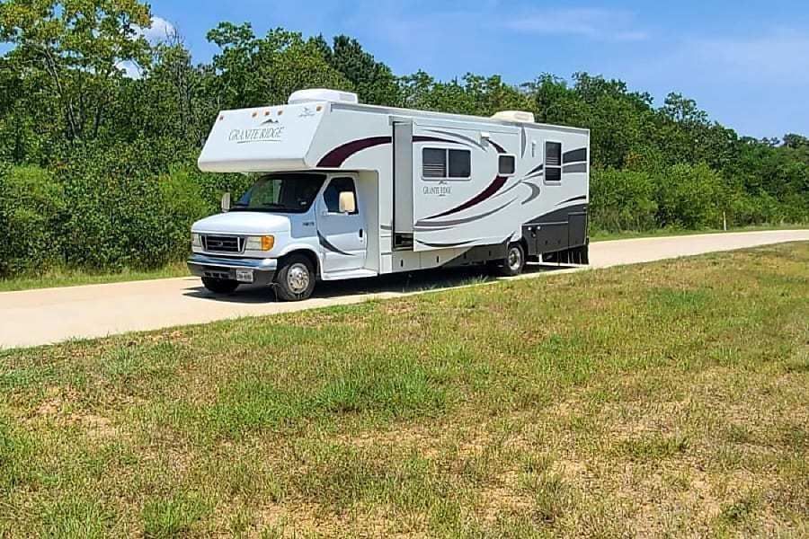Photo 6 - 2006 Jayco Class C Motorhome rental photo 8