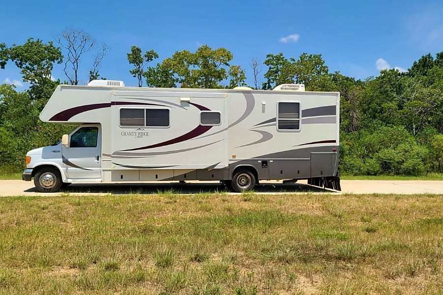 Photo 7 - 2006 Jayco Class C Motorhome rental photo 9